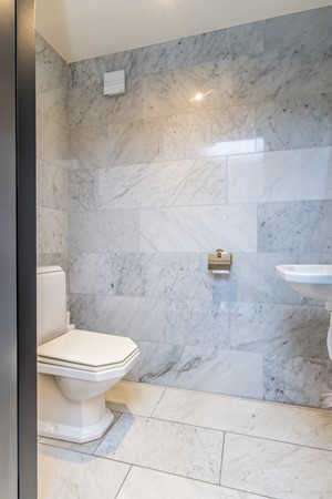 Foto - Te koop: Op een schitterende en rustige locatie in de geliefde villawijk "Moltbos" staat deze stijlvolle, vrijstaande villa met een uitzonderlijk royaal woonoppervlak.